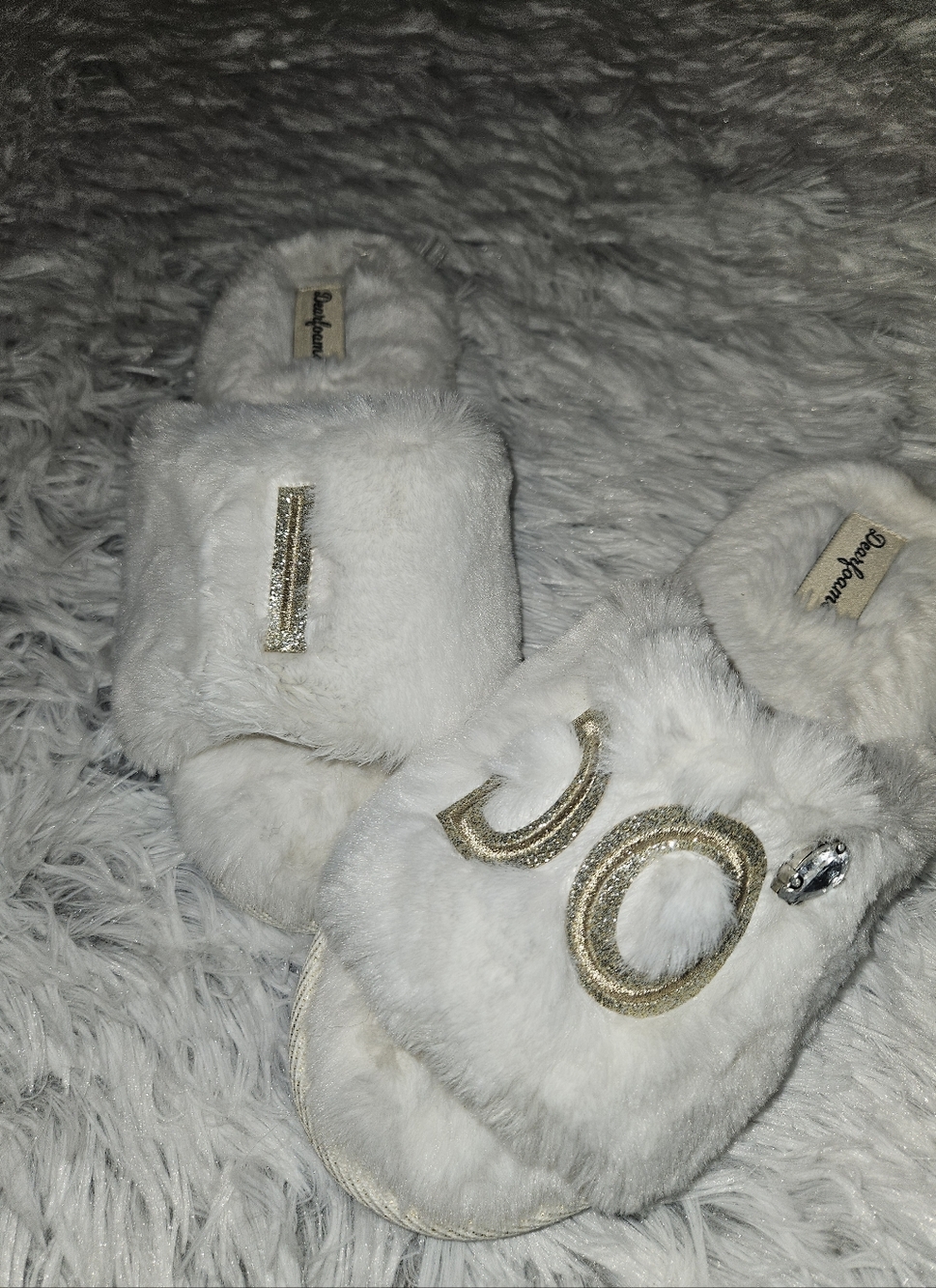 Dearfoams “I Do” Bridal Slippers ✧ White Faux Fur Memory Foam Slides Size S (5–6